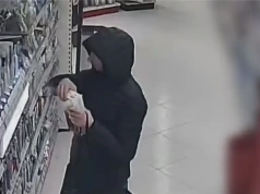 „Czysty” zysk? Policja szuka mężczyzny, który wyniósł szczoteczki z olsztyńskiej drogerii