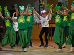 Pszczółka Maja zawitała do Karwiny. Przedszkolaki bawiły się na baliku