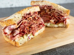 Wędlina dostępna w Tesco i Sainsbury’s skażona groźną bakterią!