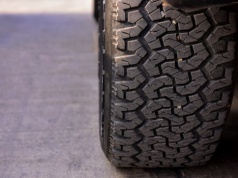 Kierowcy ignorują ten szczegół w oponach. Auto może zacząć zachowywać się zupełnie inaczej