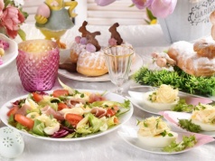 Spryskaj tym obrus wielkanocny i zapomnij o plamach! Domowy preparat zrobisz z 3 składników