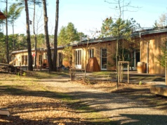 Przedszkole jest w Polsce, a wygląda jak ze Skandynawii. Drewno, las i zielony dach