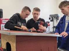 Uczniowie z Siedlec budują domki dla kotów. Nauka empatii i praktycznych umiejętności