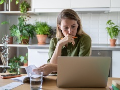 Domowe wydatki powodem kłótni małżonków. "Dzielenie 50/50 to przemoc ekonomiczna"