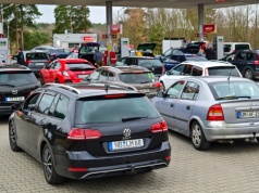 Kolejki niemieckich samochodów na polskich stacjach. "Rajskie ceny"