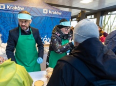 Prezydent Aleksander Miszalski podawał żurek na przedświątecznym spotkaniu przy NCK