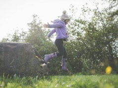 Słowa o praniu i sprzątaniu dzieci podzieliły rodziców. Najwięcej mają do powiedzenia bezdzietni