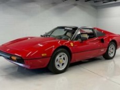 Ferrari 308 GTS z serialu Magnum trafi na aukcję. Nie, cena nie zawiera wąsa