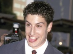 Zyskał światową sławę dzięki udziałowi w "American Pie". Dziś Jason Biggs jest nie do poznania! (ZDJĘCIA)