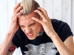 Młodzi Polacy coraz mniej szczęśliwi. Niepokojący trend przybiera na sile