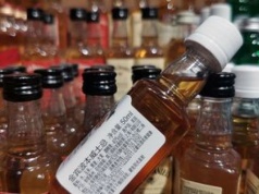 Radny chce wycofania "małpek" ze sklepów. "Denerwują coraz więcej osób"