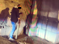 Skrajnie agresywny mężczyzna zatrzymany przez śródmiejskich policjantów pod mostem Poniatowskiego – Wideo !