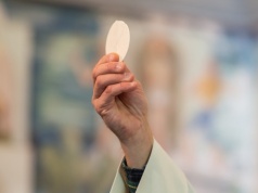 Czy można przyjąć komunię bez spowiedzi w Wielkanoc? Kościół ma swoje zasady. "Wyznawajmy grzechy"