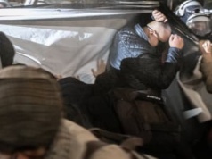 Proces za demonstrację pod domem Kaczyńskiego. Policja atakowała ludzi i ich oskarża o napaść