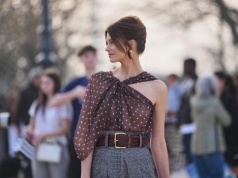 Jakie bluzki są teraz modne? 7 największych trendów na wiosnę i lato 2026