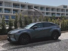 Nowa Toyota C-HR+. Plus robi ogromną różnicę