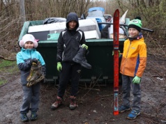 Od łyżworolek po tapczany. Uczniowie z Karwiny posprzątali Lipiny