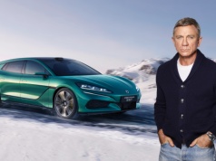 Daniel Craig twarzą Denzy. Chińska marka premium rusza na podbój Europy