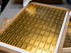 Ceny złota wzrosły powyżej 4700 USD. Czy koniec wojny i zmiana polityki Fed napędzą znów hossę?