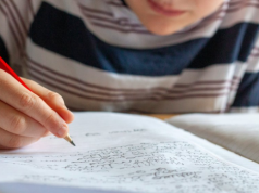 Egzaminatorka zdradza zdania, które podnoszą ocenę z rozprawki. Zbliża się egzamin ósmoklasisty