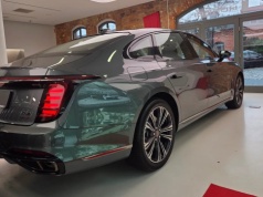 Ponad 5,1-metrowa limuzyna w cenie 3-4-letnich Audi A8 i BMW serii 7 już na polskich drogach. Producent ma 68 lat doświadczenia