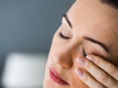 Nie tylko spojówki lub alergia. Czerwone oko rano to skutek zaniedbań