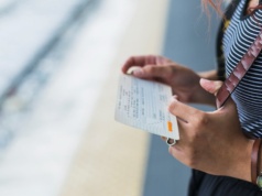 Zniżki ustawowe i handlowe na kolei – komu przysługują i jak z nich sprytnie korzystać?