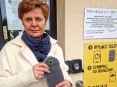 Szkoła przechytrzyła uczniów. Mały przedmiot rozwiązał problem telefonów w szkole