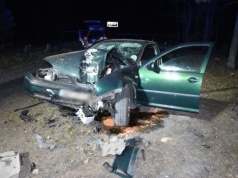 Pijany i bez prawa jazdy rozbił auto na drzewie