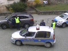 Agresywny kuracjusz, który źle zaparkował. Do pomocy wezwano policję