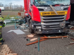 Z drogi na podwórko – TIR zniszczył drewniany garaż