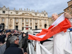 Papież Leon XIV z flagą Polski. „Wszystkich was błogosławię”