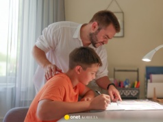 Dwa lata bez prac domowych. "To fikcja, nie ma dnia, żebym nie odrabiał z synem lekcji"