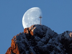 Krzyż na Giewoncie bez oświetlenia w rocznicę śmierci Jana Pawła II. Przyczyna jest prozaiczna