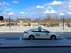 Wydzielona strefa odbioru pasażerów na lotnisku. Dla użytkowników Ubera