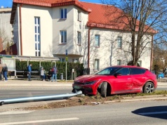 Powalona latarnia na al. Sikorskiego w Olsztynie. To efekt "spotkania" osobówek