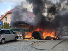 Strzegom. Kłęby czarnego dymu nad Osiedlem Piastów z powodu pożaru altany śmietnikowej