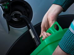 Paliwowe zalecenia niczym w pandemii. Jedni ograniczają popyt, drudzy ceny