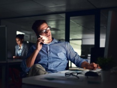 Do kwietniowej pensji należy się dodatkowe 960 zł. Szef musi wypłacić