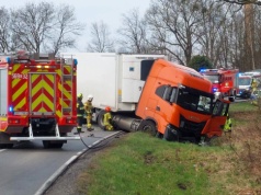 Poważne zderzenie na ulicy Rudzkiej w Babicach. DW 919 Racibórz-Rudy-Nędza całkowicie zablokowana