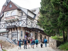 Wojna wpływa na decyzje turystów, ale hotelarzom mocniej ciążą koszty i konkurencja