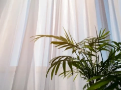 Masz tylko chwilę? Tym sposobem odświeżysz firanki bez obaw o zniszczenie tkaniny