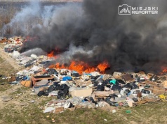 Pożar w pobliżu lotniska Chopina. Płoną odpady i nieużytki, dym widać z daleka
