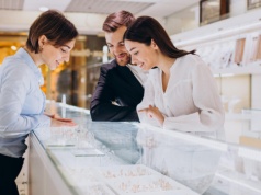 Branża jubilerska narzeka na spadek obrotów, a co czwarty Polak rozważa kupno biżuterii na Wielkanoc
