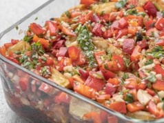 Prosta sałatka z piekarnika. W roli głównej bakłażan