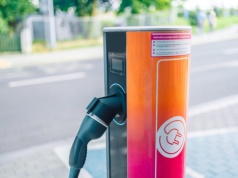 Paliwo mogłoby być jeszcze droższe. Pomogły auta elektryczne