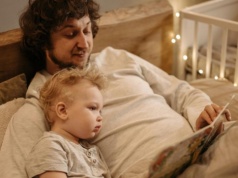 Ojciec z marudzącym dzieckiem to słodki widok. Matka – oznaka, że sobie nie radzi