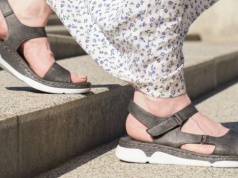 CCC wyprzedaje sandały dla szerokich stóp - lekkie jak chmurka w Rieker taniej aż o 100 zł