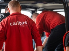 Podopieczni schroniska aktywizującego Caritas w Żukowicach gotowali i zawozili obiady seniorom