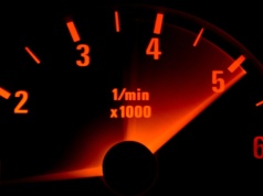 Czy wysokie obroty niszczą silnik? Prawda o kręceniu na czerwone pole